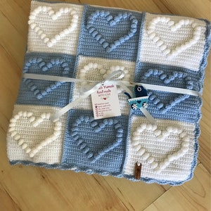 Handgemachte gehäkelte Babydecke: Hypoallergene Strickdecke mit Herzchen
