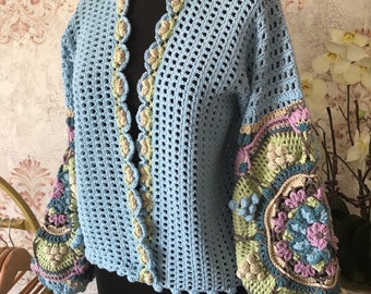 Gehäkelte Boho-Strickjacke: Hellblaue Baumwollmischung, Boho-Mode