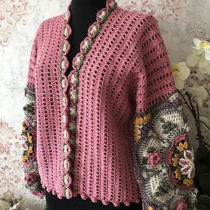 Handgemaakt roze gehaakt vest – ontwerp met mandalamouwen, gedetailleerde boho-motieven, uniek statementjack