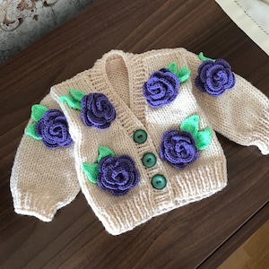 手作りの花柄ベビーカーディガン、デイジーキッズカーディガン、幼児用ローズカーディガン、カスタムセーター、手編みの子供用3Dフラワーセーター