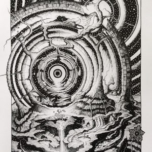 Peut inclure: Une illustration à l'encre noire et blanche représentant un œil central entouré de motifs circulaires concentriques et de motifs spatiaux étoilés. Un arbre se dresse sur un paysage rocheux avec des champignons, une cascade et une petite silhouette.