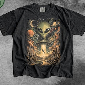 ヴィンテージエイリアンUFO Tシャツ、コンフォートカラーズ90年代SF砂漠グラフィックTシャツ、宇宙誘拐Tシャツ、宇宙好きへのギフト、ウォッシュドゴシックエイリアンアートTシャツ