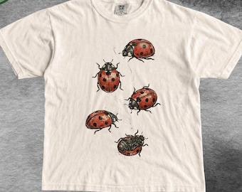 Maglietta vintage con coccinella, maglietta con grafica grunge di insetti Comfort Colors, maglietta per amanti dell'entomologia e della natura.