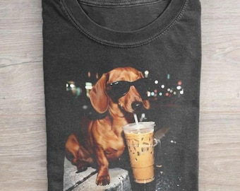 T-shirt grappige teckel die ijskoffie drinkt, grafisch T-shirt Animal Meme, cadeau voor mannen, vrouwen