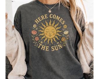 T-shirt grafica Vintage Boho Sun, T-shirt floreale Boho Sun in stile vintage, Design ispirato ai poster delle band rock anni '90, Comfort Colors Pepper Color