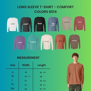 Op de afbeelding: Een display van lange mouwen T-shirts in verschillende kleuren, waaronder wit, zwart, blue jean en violet. De afbeelding bevat een maattabel met maten en afmetingen in centimeters. Een persoon draagt een yam-kleurig shirt met lange mouwen.