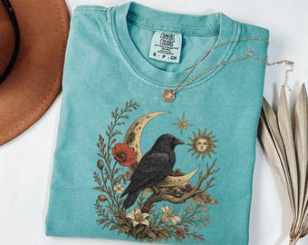 Vintage shirt met bloemen van Raven Moon, comfortkleuren Boho Sun Crow-shirt, Witchy Bird-T-shirt, grafisch shirt Gothic Dark Celestial Crow Lover