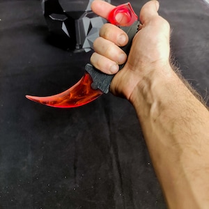 Wooden resin red karambit, hand weapons art, cs go karambit