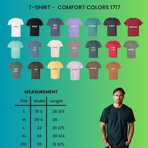 Op de afbeelding: Een display van Comfort Colors 1717 t-shirts in verschillende kleuren, waaronder wit, zwart en blue jean. De afbeelding bevat ook een maattabel met afmetingen in cm voor breedte en lengte, van maat S tot 2XL.
