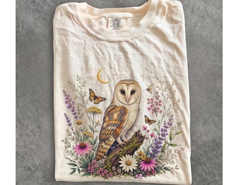 ボヘミアン風フクロウ柄ワイルドフラワーシャツ、コンフォートカラーズ ウッドランドネイチャーバードグラフィックTシャツ、コテージコア風フローラルフクロウTシャツ、ボタニカルフォレストギフト