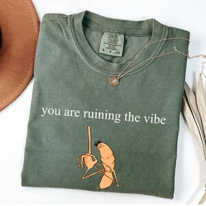 You Are Ruining The Vibes-shirt, Marcus The Worm-shirt, Brain Rot-shirt, Robert Help Marcus The Worm Lelijk shirt afbeelding 4