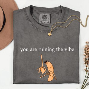 You Are Ruining The Vibes-shirt, Marcus The Worm-shirt, Brain Rot-shirt, Robert Help Marcus The Worm Lelijk shirt afbeelding 3