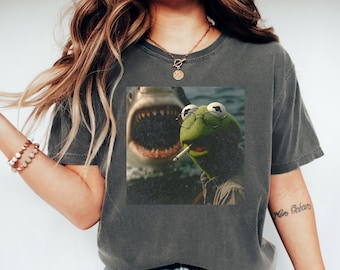 Comfort Colors® Vintage Washed T-shirt met donkere humor, T-shirt met rokende kikker-meme, T-shirt met parodie op een haaienaanval, retro T-shirt met filmische print