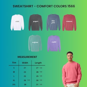 Op de afbeelding: Een display van Comfort Colors sweatshirts in verschillende kleuren, waaronder wit, peper, blue jean, karmozijn, zeegroen en violet. De afbeelding bevat een maattabel met maten van S tot 2XL, met breedte- en lengtematen in cm.