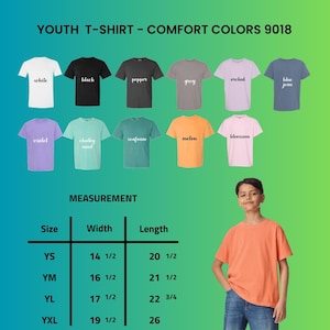 Op de afbeelding: Een selectie van jeugd-T-shirts in diverse kleuren, waaronder wit, zwart en spijkerbroekblauw. De afbeelding toont de kleuren en afmetingen van de T-shirts. De tekst "YOUTH T-SHIRT - COMFORT COLORS 9018" staat bovenaan.