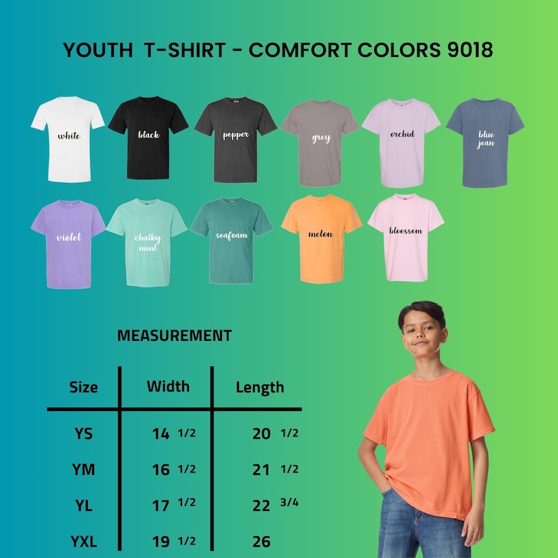Op de afbeelding: Een selectie van jeugd-T-shirts in diverse kleuren, waaronder wit, zwart en spijkerbroekblauw. De afbeelding toont de kleuren en afmetingen van de T-shirts. De tekst "YOUTH T-SHIRT - COMFORT COLORS 9018" staat bovenaan.