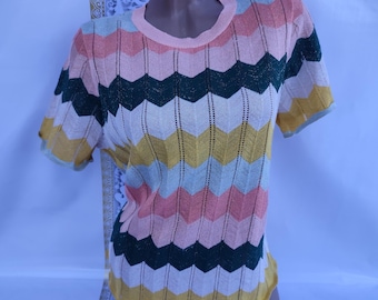 90er Jahre Vintage Viskose Damen Strick mehrfarbiges glänzendes Chevron Oversized Top mit kurzen Ärmeln. Größe M-L.
