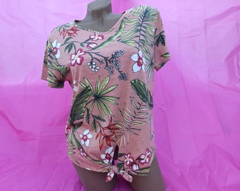 90s Vintage women's pink T-shirt with flowers. T-shirt with ties. Size S-M