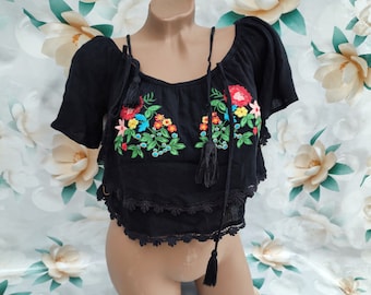 90年代ヴィンテージのレディース用ブラッククロップトップ。フリルと花柄の刺繍が施されています。サイズはS～M。