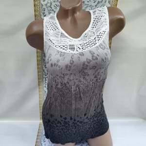 90s Vintage Women&#39;s White Gray Lace Sleeveless Top. Size S-M.