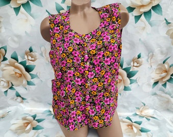 90s Vintage viscose women's pink floral button down top with sleeveless pockets. Size L-XL.