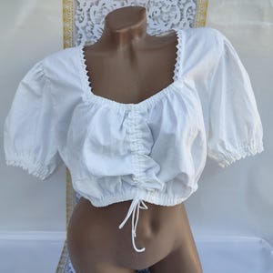 Biała, krótka bluzka dirndl damska w stylu lat 90. z krótkim rękawem. Rozmiar L.