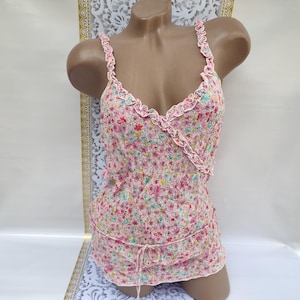 90s Vintage Women&#39;s Pink Floral V-Neck Ruffle Tank Top. Size S.