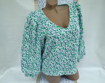90s Vintage Women's Green Floral V Neck Blouse/Top Long Sleeve. Size S-M.