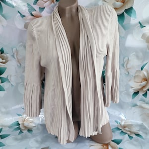 90s Vintage women&#39;s cream pleated cardigan with collar. Size M-L.