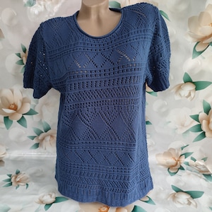 90s Vintage Damen Oberteil in blau gestrickt mit Lochmuster. Top Kurzarm. M-L Größe.