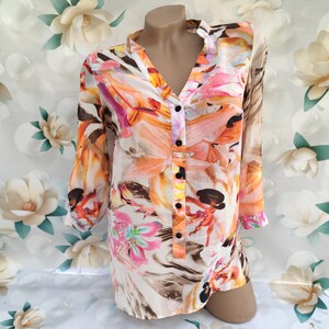 90s Floral Print Blouse: Retro Quarter Sleeve Top (Size S-M)
