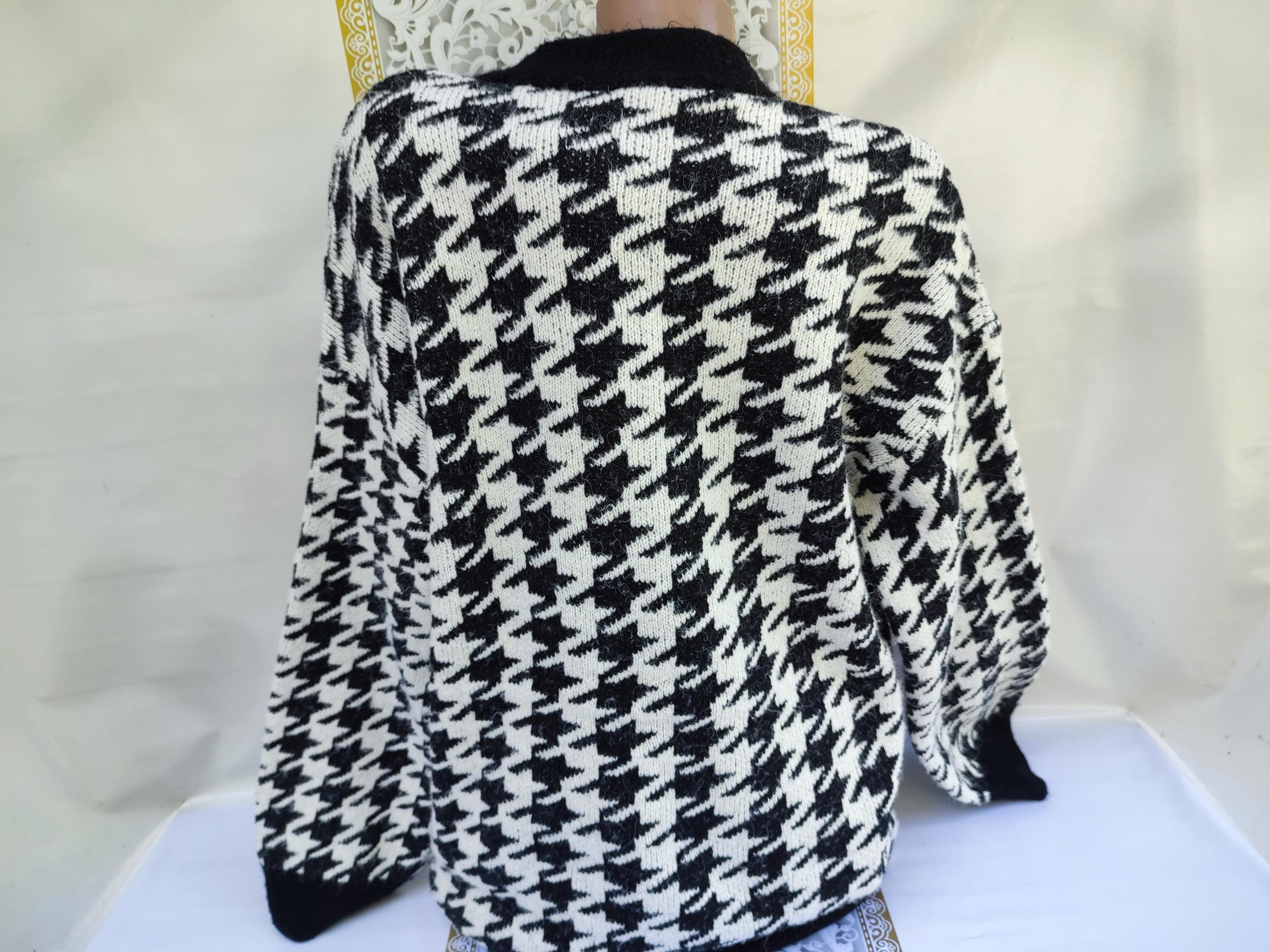 90s Vintage Women's Black White Large Houndstooth Print V-neck