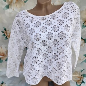 90s Vintage white lace women's oversize crop top with quarter sleeves. Size M-L.