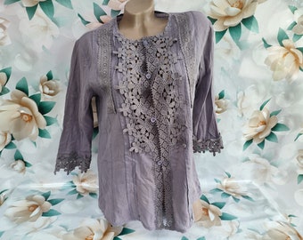 90s Vintage Women's Gray Ruffled Lace Boho Blouse, Eyelet Cropped Sleeve Blouse. Size M-L.