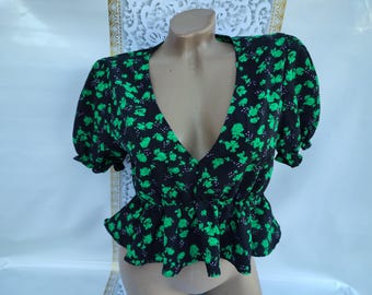 90s Vintage Women's Black Floral V-Neck Crop Top Short Sleeve. Size S-M.