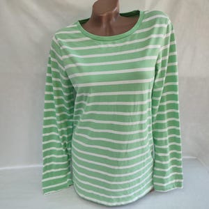 Pieces - T-shirt squadrata a maniche corte verde e bianca a righe