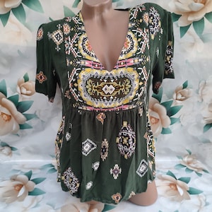 90s Vintage Boho Women&#39;s Green Geometric Blouse/Top Short Sleeve. Size M.