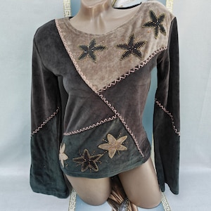 Könnte beinhalten: Ein Set aus drei Keramik-Nisttöpfen in Blau-, Grün- und Weißtönen. Die Schalen haben eine gesprenkelte Glasur und ein schlichtes, modernes Design. Die größte Schüssel hat einen Durchmesser von etwa 15 cm.