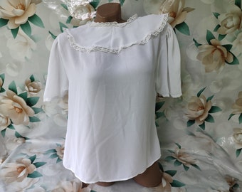 Blusa blanca vintage de los años 90 para mujer, con cuello redondo y encaje, manga corta. Talla L.
