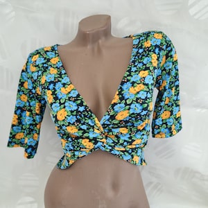 90s Vintage Women Floral Top/Crop Top V-Neck Short Sleeve. Size XS-S.