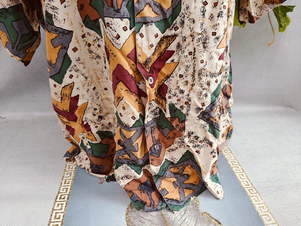 90s Women's Silk Blouse Abstract Geometric Print Short Sleeve Polo Collar Shirt. Sizes XL-2XL., foto 4 di 5