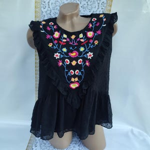 90s Vintage Women&#39;s Black Floral Embroidery Ruffle Sleeveless Top. Size S-M.