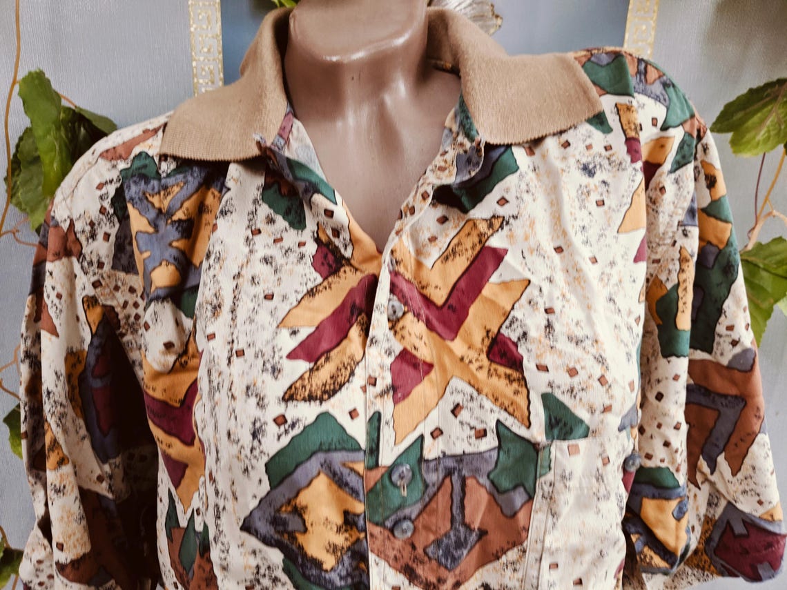 90s Women's Silk Blouse Abstract Geometric Print Short Sleeve Polo Collar Shirt. Sizes XL-2XL., foto 3 di 5