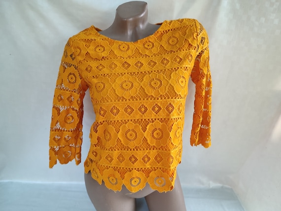 blusa de encaje color mostaza