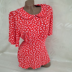 Vintage des années 90 en viscose femmes rouge floral chemisier/haut à manches courtes à volants. Taille L.