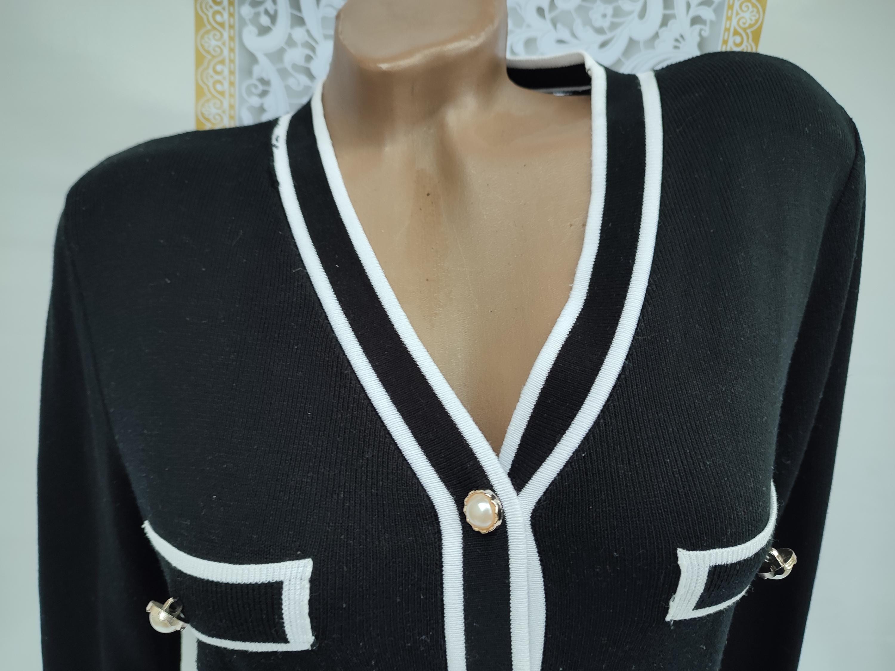 90s Vintage Women's Black White V-neck Cardigan Button Long Sleeve