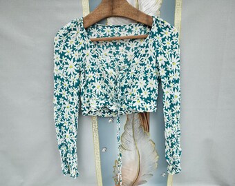 90s Women's Floral Green Crop Top Tie Long Sleeves. Size XS-S.
