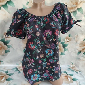 Camicetta/top a maniche corte con stampa floreale nera da donna in cotone, stile baby doll, anni &#39;90. Taglie: dalla L alla XL.