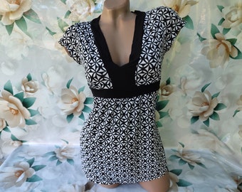 Jaren 90 vintage zwart-witte geometrische stropdastop met v-hals voor dames. Maat S-M.