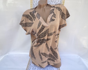 90s Vintage Women's Brown Abstract V-Neck Oversized Short Sleeve Top. Size L-XL.